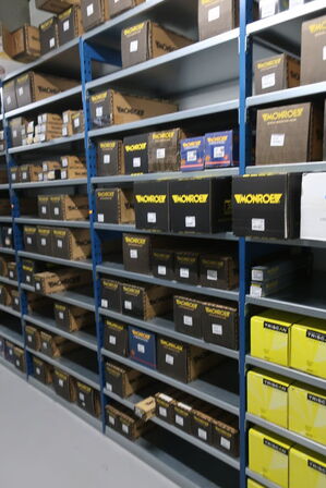 8 fag lagerreoler med indhold