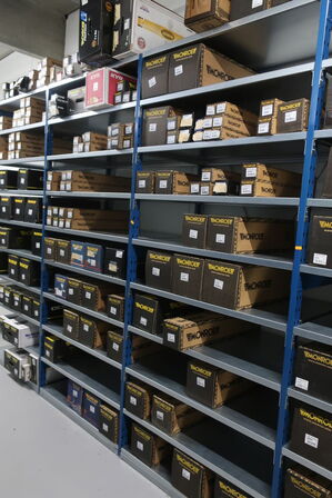 8 fag lagerreoler med indhold