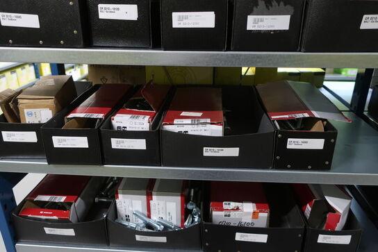 26 fag lagerreoler med indhold