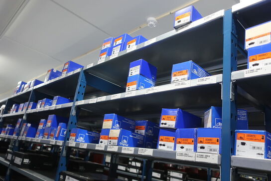 30 fag lagerreoler med indhold