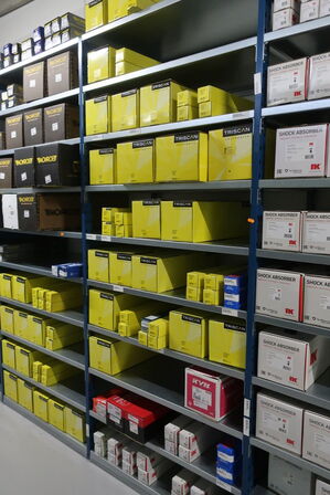 8 fag lagerreoler med indhold