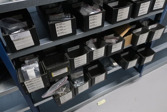 22 fag lagerreoler med indhold