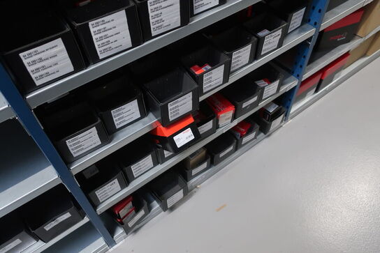 12 fag lagerreol med indhold