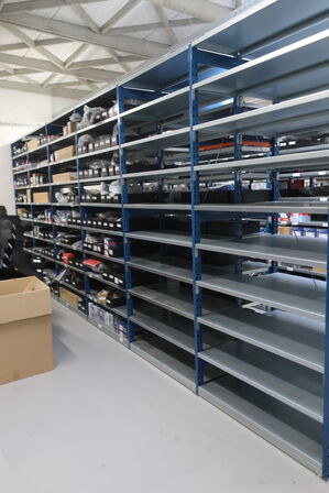 12 fag lagerreol med indhold