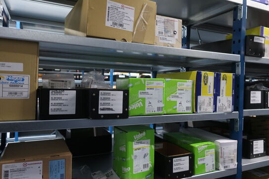 22 fag lagerreoler med indhold