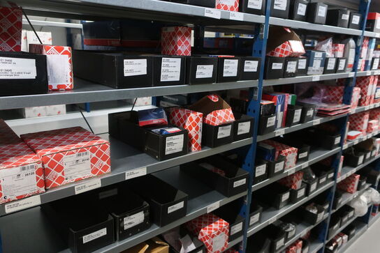 24 fag lagerreoler med indhold