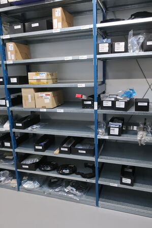 11 fag lagerreoler med indhold