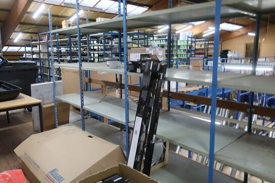 Diverse varelager samt reoler det står på 