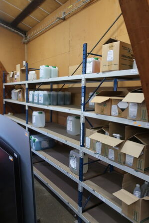 6 fag lagerreoler med indhold