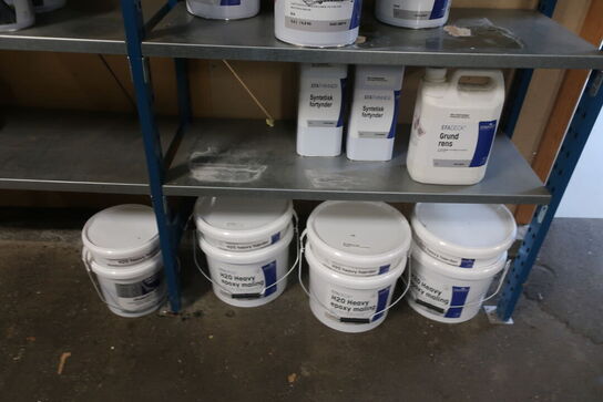 2 fag lagerreoler med indhold