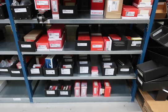 8 fag lagerreoler med indhold