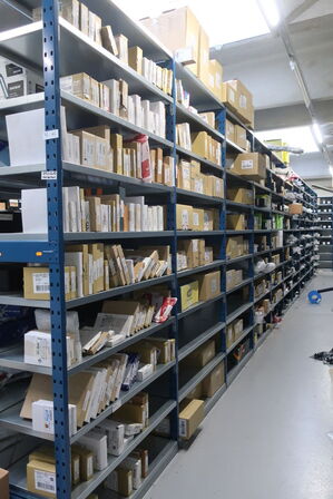 22 fag lagerreoler med indhold