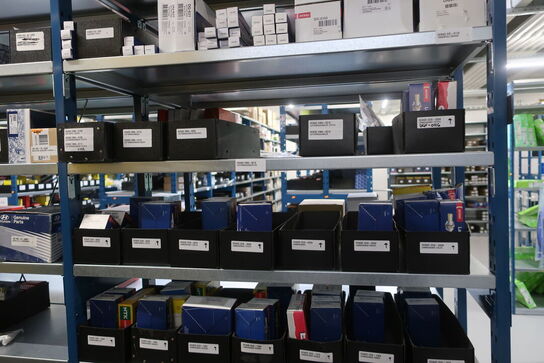 8 fag lagerreoler med indhold