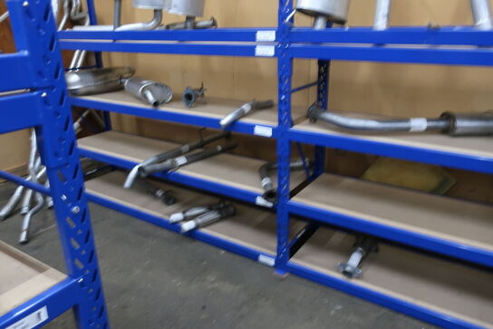 Varelager af udstødning m.v. samt reoler hertil