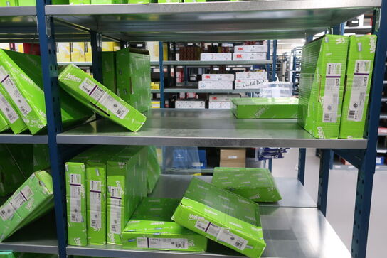 26 fag lagerreoler med indhold