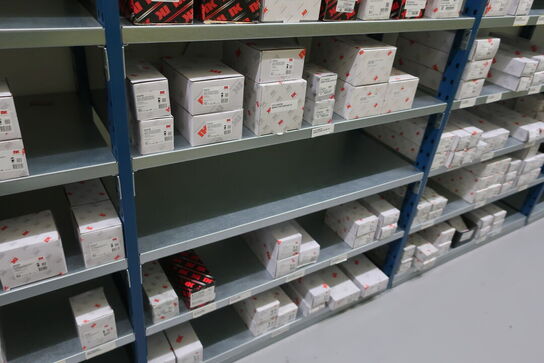 13 fag lagerreoler med indhold