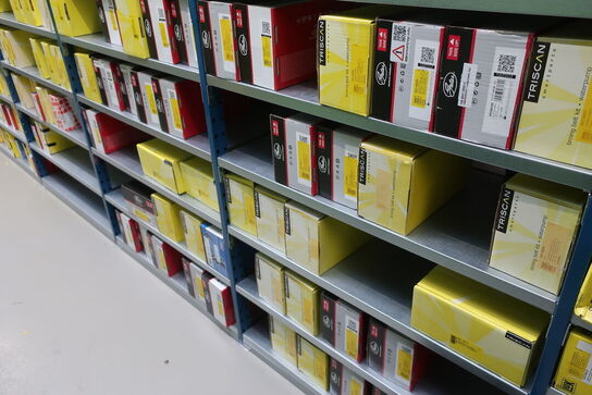 28 fag lagerreoler med indhold