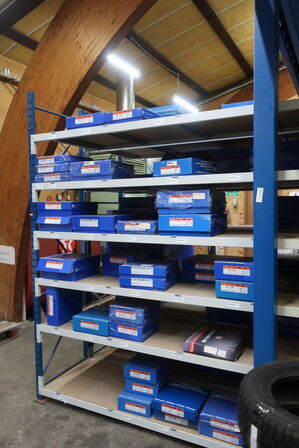 8 fag lagerreoler med indhold