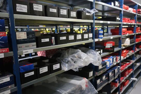 24 fag lagerreoler med indhold