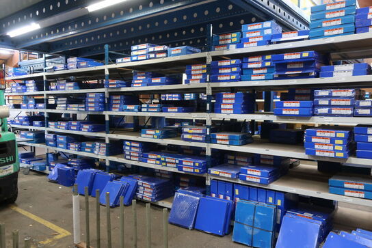 8 fag lagerreoler med indhold