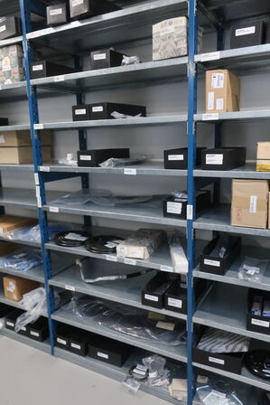 11 fag lagerreoler med indhold