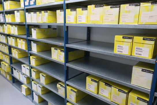 10 fag lagerreoler med indhold