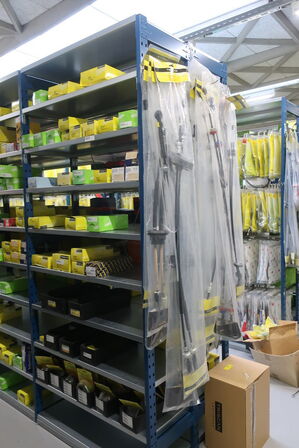 28 fag lagerreoler med indhold