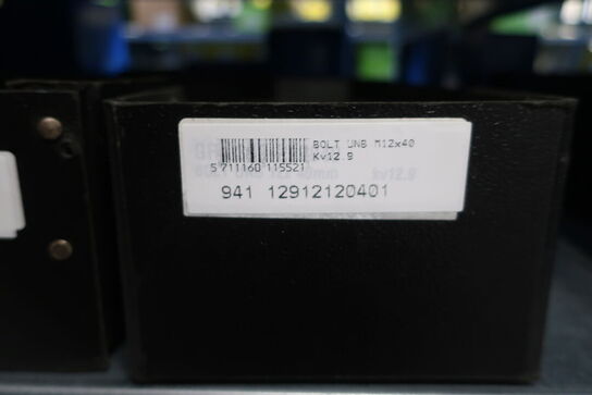 26 fag lagerreoler med indhold