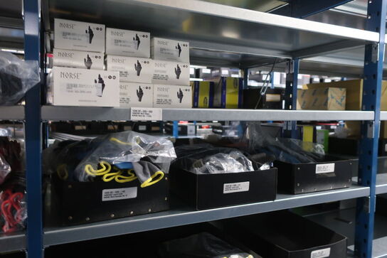 22 fag lagerreoler med indhold