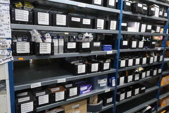 22 fag lagerreoler med indhold