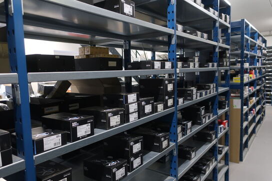 30 fag lagerreoler med indhold