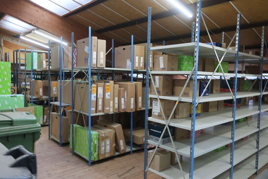 Diverse varelager samt reoler det står på 