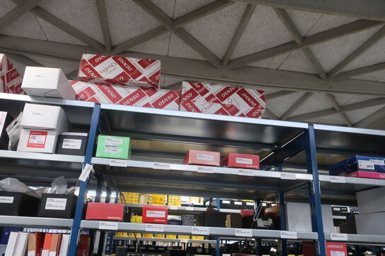 8 fag lagerreoler med indhold