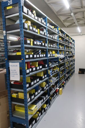 6 fag lagerreoler med indhold