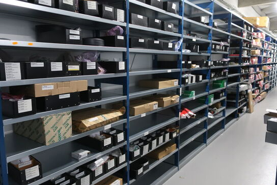 13 fag lagerreoler med indhold