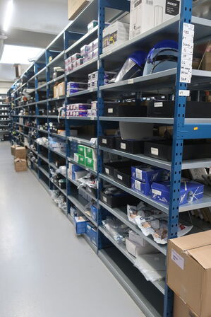 22 fag lagerreoler med indhold