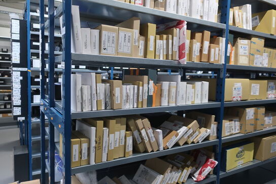 22 fag lagerreoler med indhold