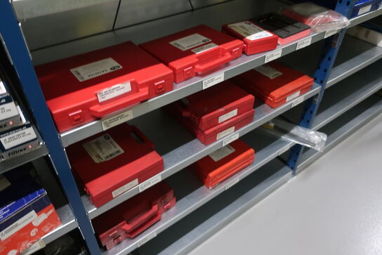 24 fag lagerreoler med indhold