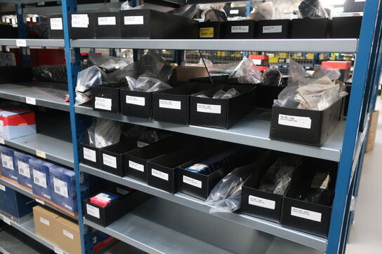 12 fag lagerreol med indhold