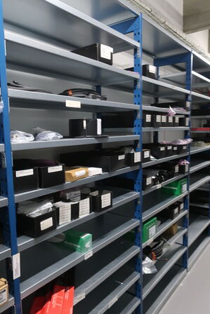 13 fag lagerreoler med indhold