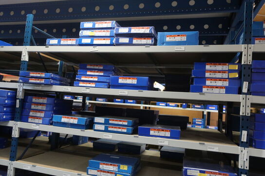 8 fag lagerreoler med indhold