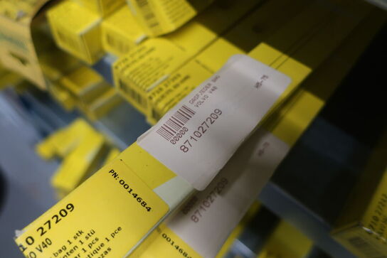 8 fag lagerreoler med indhold