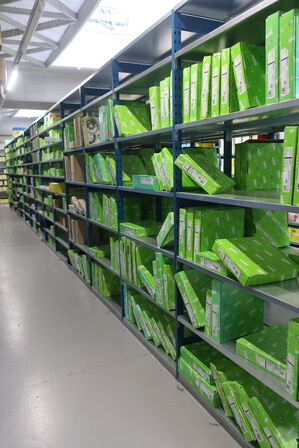 26 fag lagerreoler med indhold