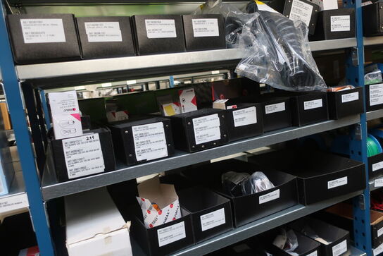 22 fag lagerreoler med indhold