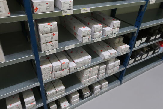 13 fag lagerreoler med indhold