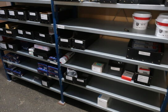 2 fag lagerreoler med indhold