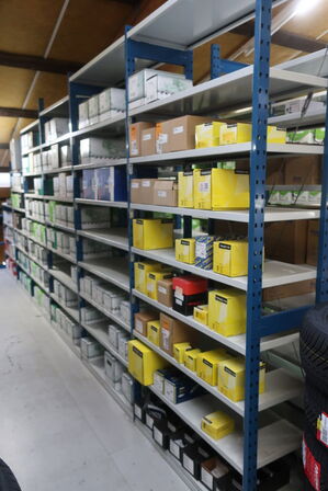 12 fag lagerreoler med indhold 