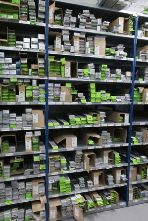 14 fag lagerreoler med indhold