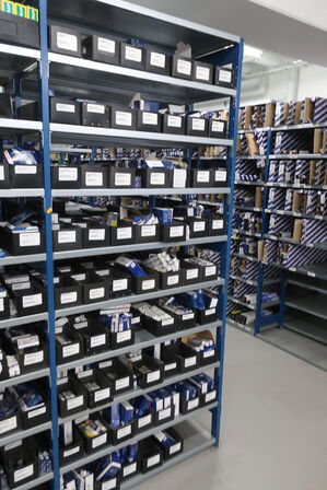 30 fag lagerreoler med indhold