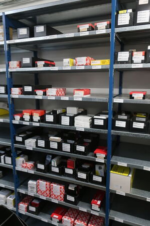 11 fag lagerreoler med indhold